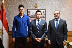 وزير الشباب يكرم أدهم معتز لاعب منتخب مصر للسلاح لحصوله على المركز الأول على العالم.
