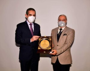 محافظ الغربية يكرم جامعة طنطا لفوزها بجائزة مصر للتميز الحكومي ٢٠٢٠ .