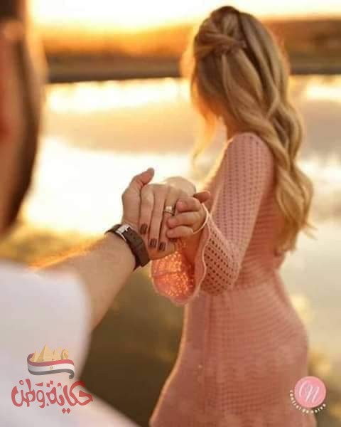 صورة فوتوغرافية تحتوي علي شخصين ووداع