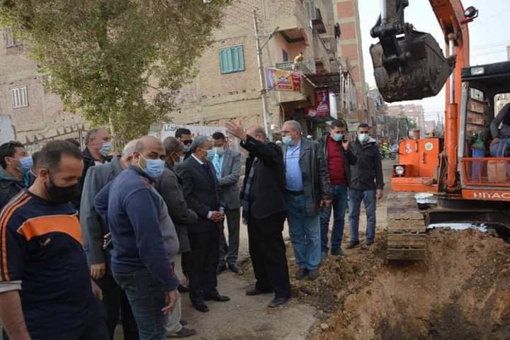 القاضي يتابع اعمال الرصف بالمدينة