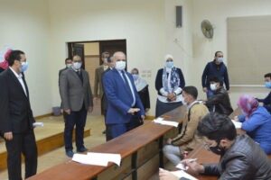 رئيس جامعة الفيوم يتابع