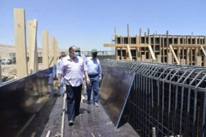 محافظ أسيوط ورئيس مجلس إدارة شركة المقاولون العرب يتفقدان محطة الزرابي بأبوتيج.