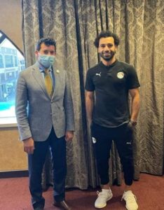 وزير الرياضة يلتقي محمد صلاح علي هامش زيارته للمعسكر التدريبي للمنتخب.