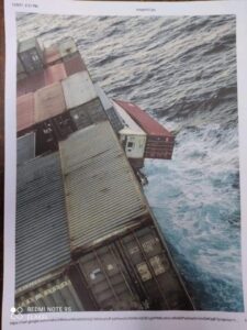 سفينة "وادي الريان" تفقد بعض الحاويات في بحر الإسكندرية بسبب الطقس السيئ 