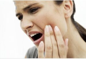 نصائح لمنع حساسية الأسنان، والتغلب عليها أثناء الطقس البارد. 