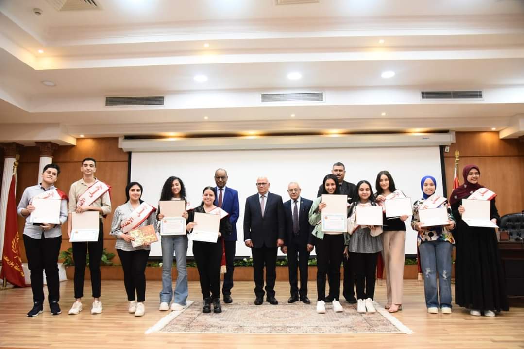 محافظ بورسعيد يكرم أوائل الشهادة الإعدادية في بورسعيد