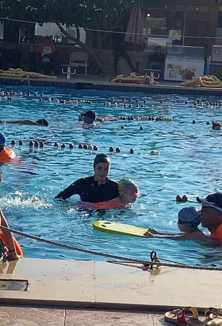 مريم محمد تقود تدريبات فريق السباحة بنادي السكة