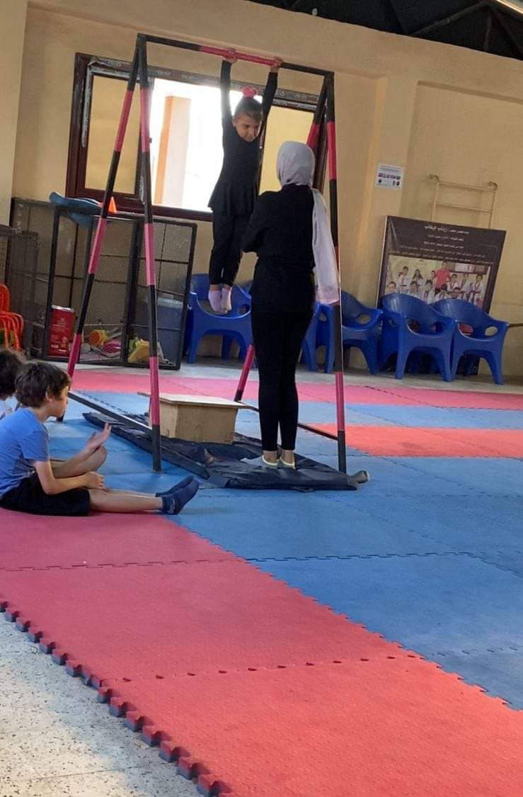 مريم محمد تقود تدريبات فريق السباحة بنادي السكة