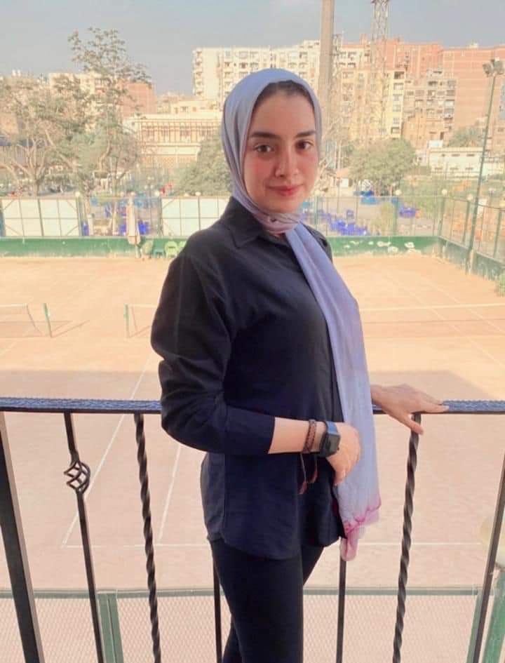 مريم محمد تقود تدريبات فريق السباحة بنادي السكة