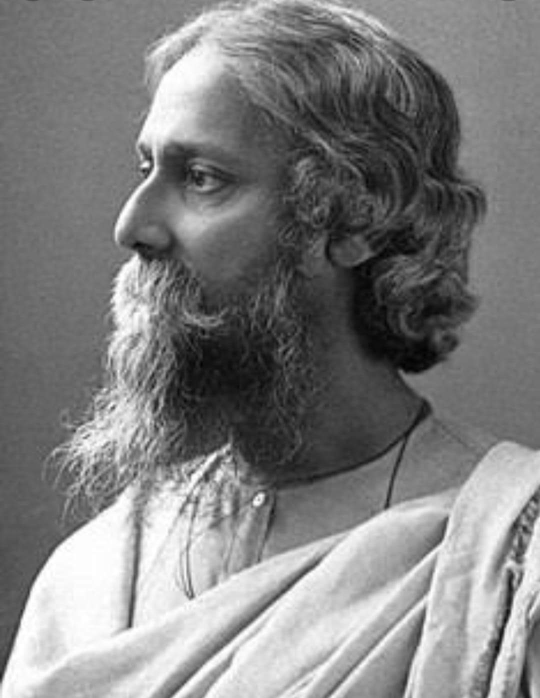 روبندرونات طاغور  بقلم: أسامة حراكي   ولد 7 مايو عام 1861 في اسرة اشتهرت بالعلم والتقوى ونشأ في بيئة ثقافية ابداعية، حيث كان والده واخوته يؤلفون المسرحيات الشعرية والموسيقية ويتسلون بتمثيلها في فناء منزلهم، في الرابعة عشرة من عمره بدأ نشاطه الإبداعي حيث نشر أعمالاً شعرية ونثرية وانقطع عن الدراسة إلى حيث مدرسة الحياة، في عام 1877 ألف أول تمثيلية ميلودرامية تقدم على المغامرة والغناء، ثم إلتحق بجامعة لندن ودرس الأدب الانكليزي، وفي عام 1880 كتب قصة القلب الكسير بعد أن عاد من انكلترا إلى الهند موطنه، ثم نشر ديوانه الأول أغاني السماء، ثم ديوانه الثاني أشعار الصباح، ثم ديوان الملك والملكة، ثم مسرحية الضحية ومن بعدها مسرحية مكتب البريد ثم مسرحية ملكة الغرقة المظلمة، والغرفة المظلمة هي الوعي الباطن كما يفسرها عبد الرحمن صدقي في كتابه "طاغور والمسرح الهندي" وهي أيضاً مسرحية رمزية صوفية تتبلور من خلالها واحدة من الأفكار الأساسية في مجمل إبداع طاغور وهي أن خلاص النفس البشرية يتحقق من خلال العمل في هذه الدنيا وليس من خلال العزلة والتأمل والرفض للحياة.  جمع طاغور أكثر من لون أدبي فقد كتب الشعر والمسرح و الرواية ووضع ألحاناً لأكثر من 3000 أغنية، كما لحن نشيد الهند القومي وكتب أكثر من 60 كتاباً وفي عام 1910 أصدر عهد طاغور وهو كتاب عرض فيه تأملاته في الحياة والوجود وآرائه في الكون، ثم حصل على جائزة نوبل في الأدب عام 1913 واستخدم قيمتها المادية في توسيع مدرسته التي كانت منزلاً للسلام وكان يلقي فيها تأملات في الغابة و هي من مدارس الهند القديمة، وبتمكين كبير ربط طاغور في مسرحياته ما بين عناصر الدراما الغربية وما بين الدرما السنسكريتية ( الدراما ذات الأصول الدينية نسبتاً للكنيسة ) التي كانت تقدم في القرون الميلادية الأولى والتي كان يسبقها تلاوات الصلوات، وتوفي في شهر اغسطس عام 1941.