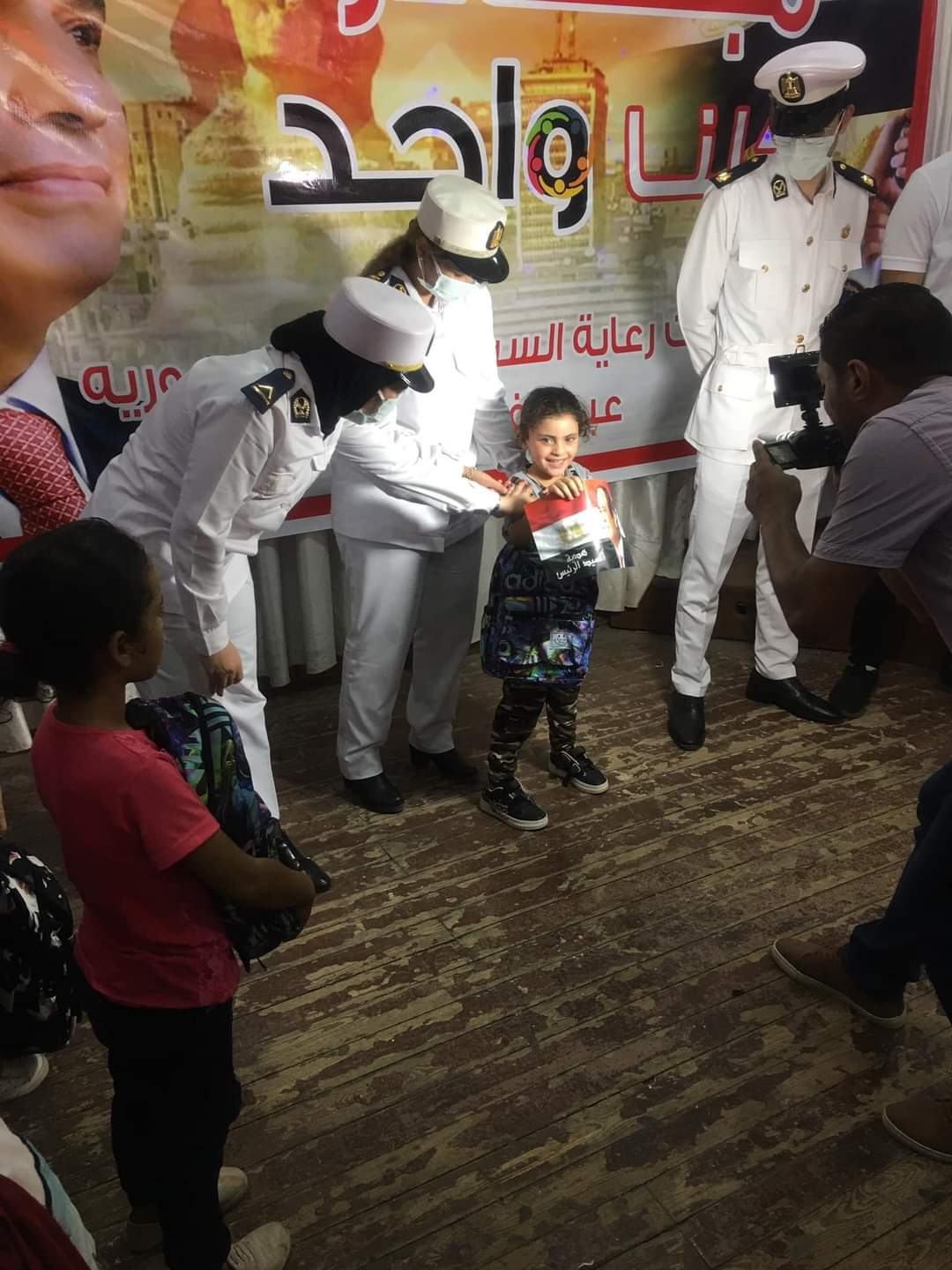 امن دمياط توزيع ٥٠٠ شنطة مدرسية بالمجان ضمن مبادرة كلنا واحد في فارسكور